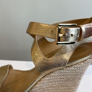 Michael kors, excellent condition, gold comfy heels!